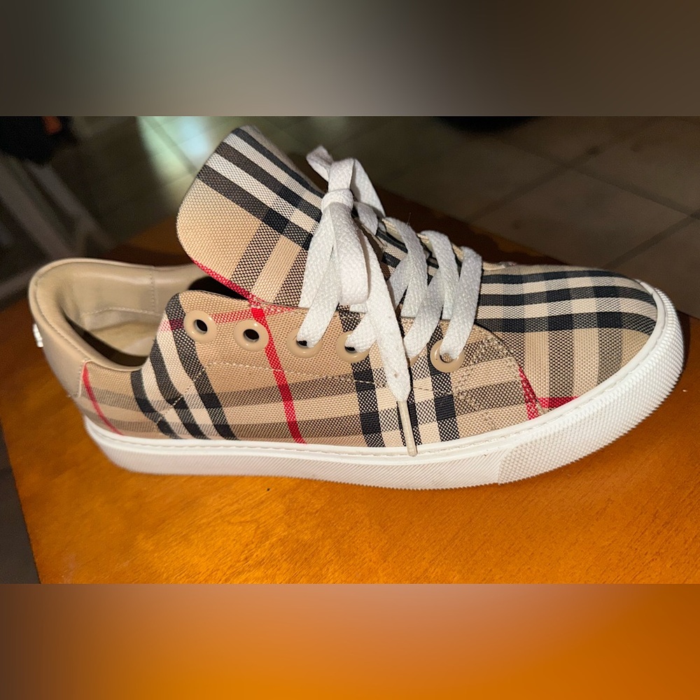 Size 37-Eur/6.5-US left+right shoes are in above excellent condition.No box